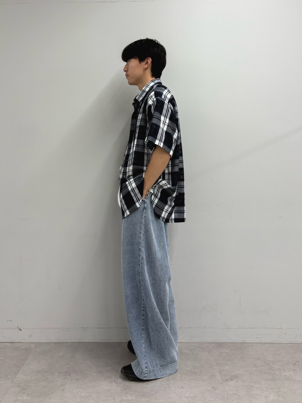 ブラック系のシャツ/ブラウス、ホワイト系のタンクトップ、ブルー系のデニムパンツを着用したメンズの夏コーディネートの2枚目の写真