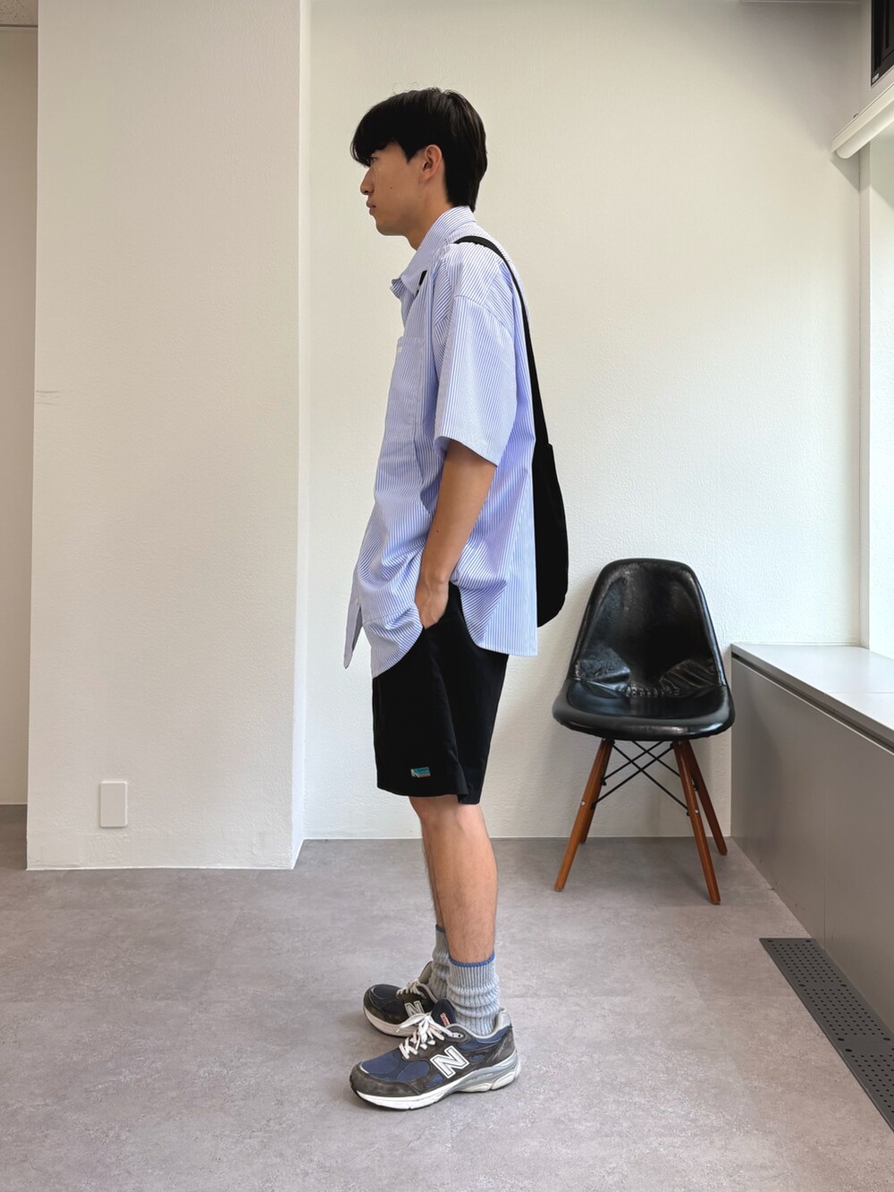 ブラック系のショルダーバッグ、ブルー系のシャツ/ブラウス、ブラック系のその他パンツを着用したメンズの夏コーディネートの2枚目の写真