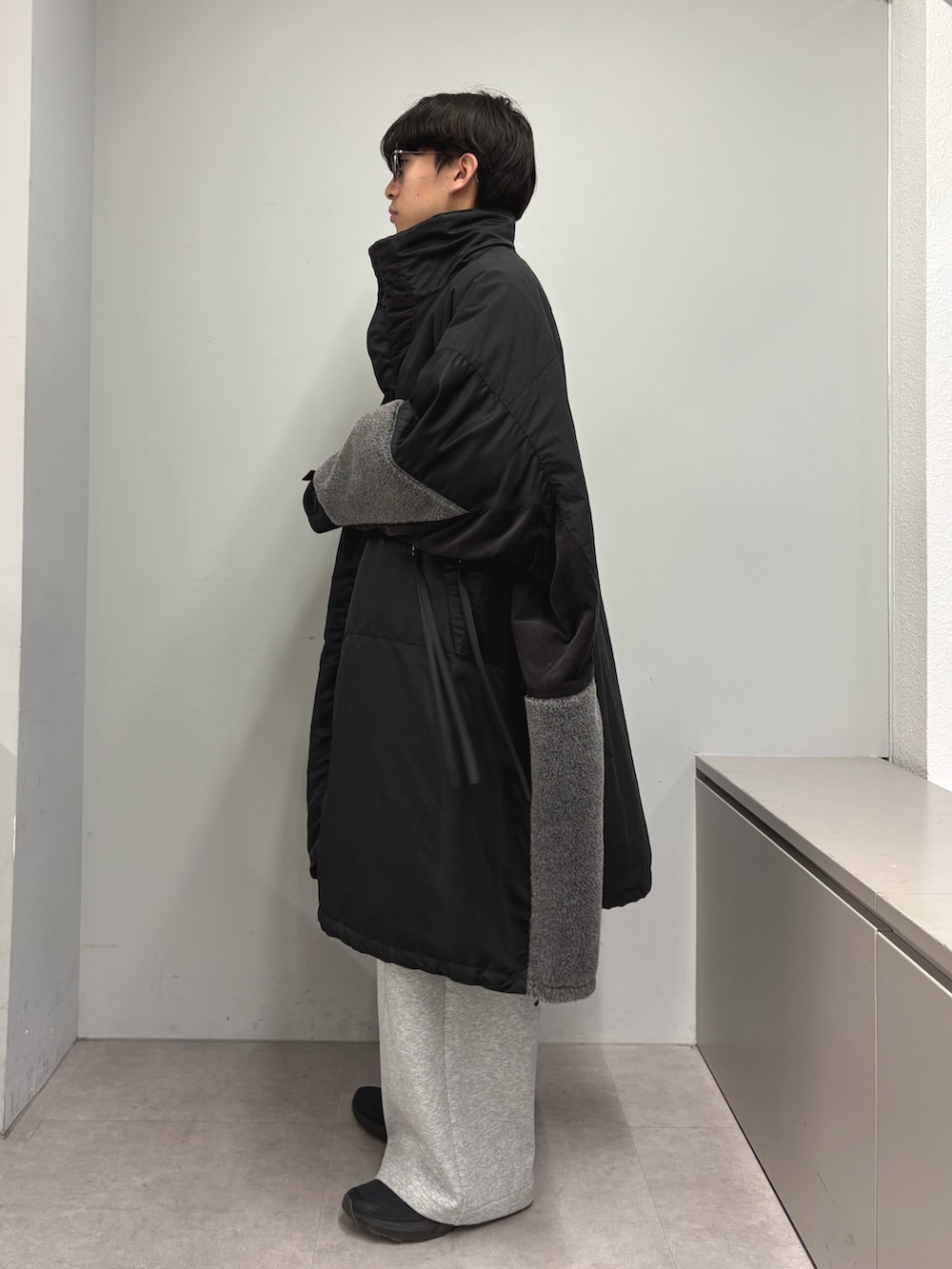 ブラック系のダウンジャケット/コート、グレー系のその他パンツを着用したメンズの冬コーディネートの2枚目の写真