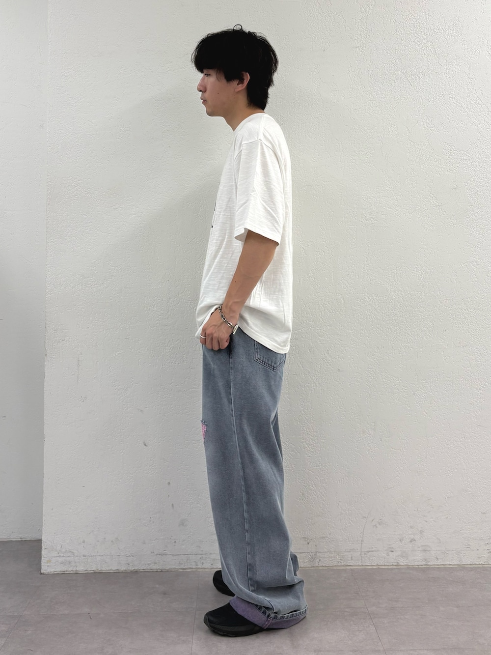 ホワイト系のTシャツ/カットソー、ピンク系のデニムパンツを着用したメンズの夏コーディネートの2枚目の写真