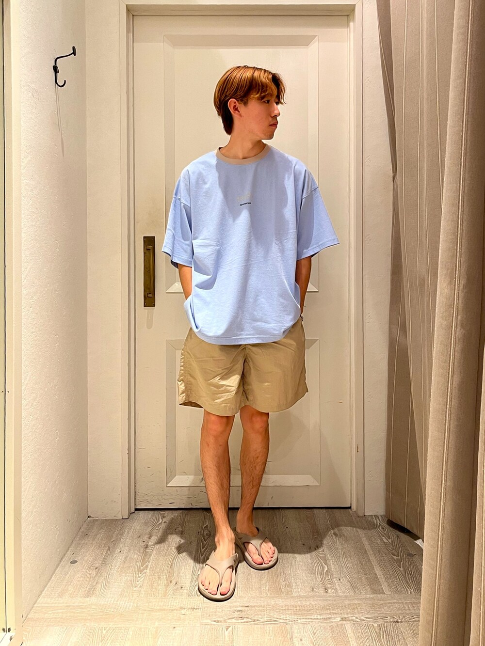 ベージュ系のサンダル、ブルー系のTシャツ/カットソー、ベージュ系のパンツを着用したメンズの夏コーディネートの2枚目の写真