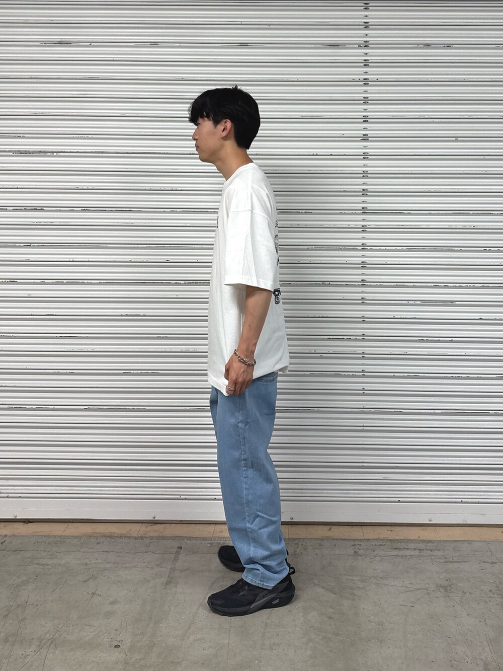 ホワイト系のTシャツ/カットソー、ブルー系のデニムパンツを着用したメンズの夏コーディネートの3枚目の写真