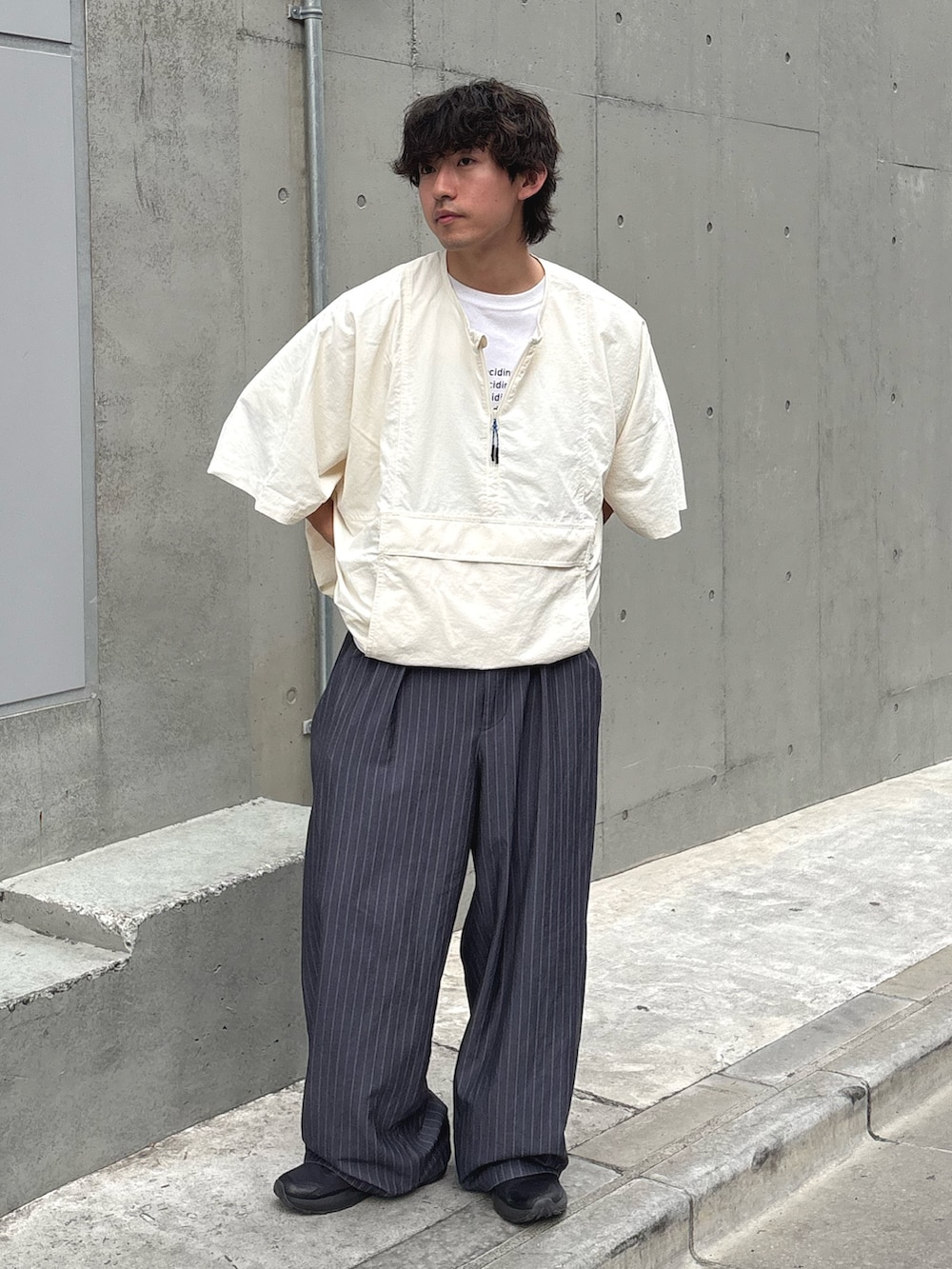 ホワイト系のシャツ/ブラウス、ホワイト系のTシャツ/カットソー、グレー系のスラックスを着用したメンズの春コーディネートの2枚目の写真