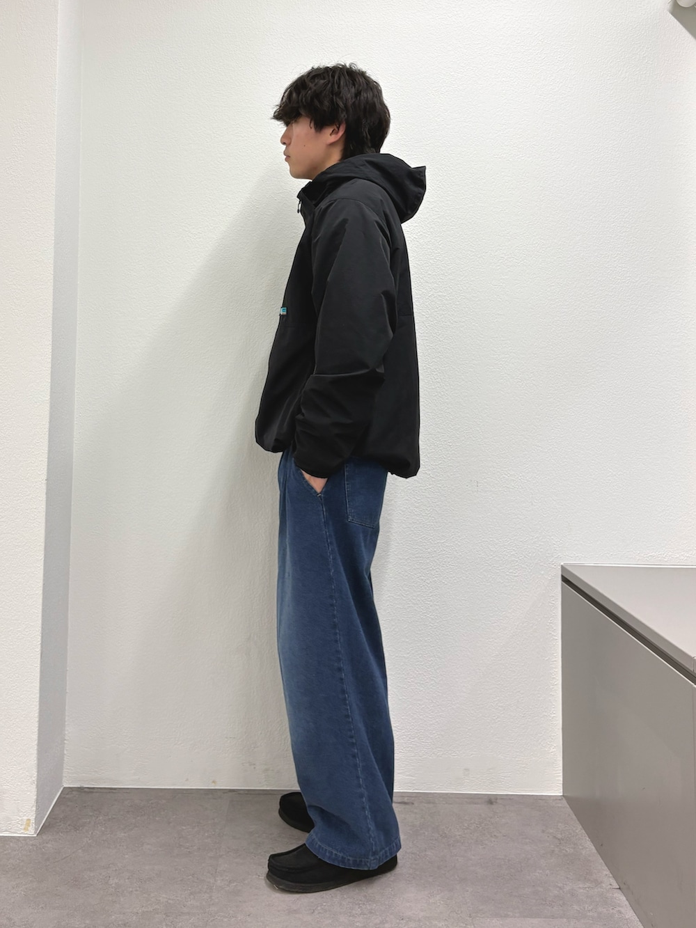 ブラック系のマウンテンパーカー、ブルー系のデニムパンツを着用したメンズの冬コーディネートの2枚目の写真