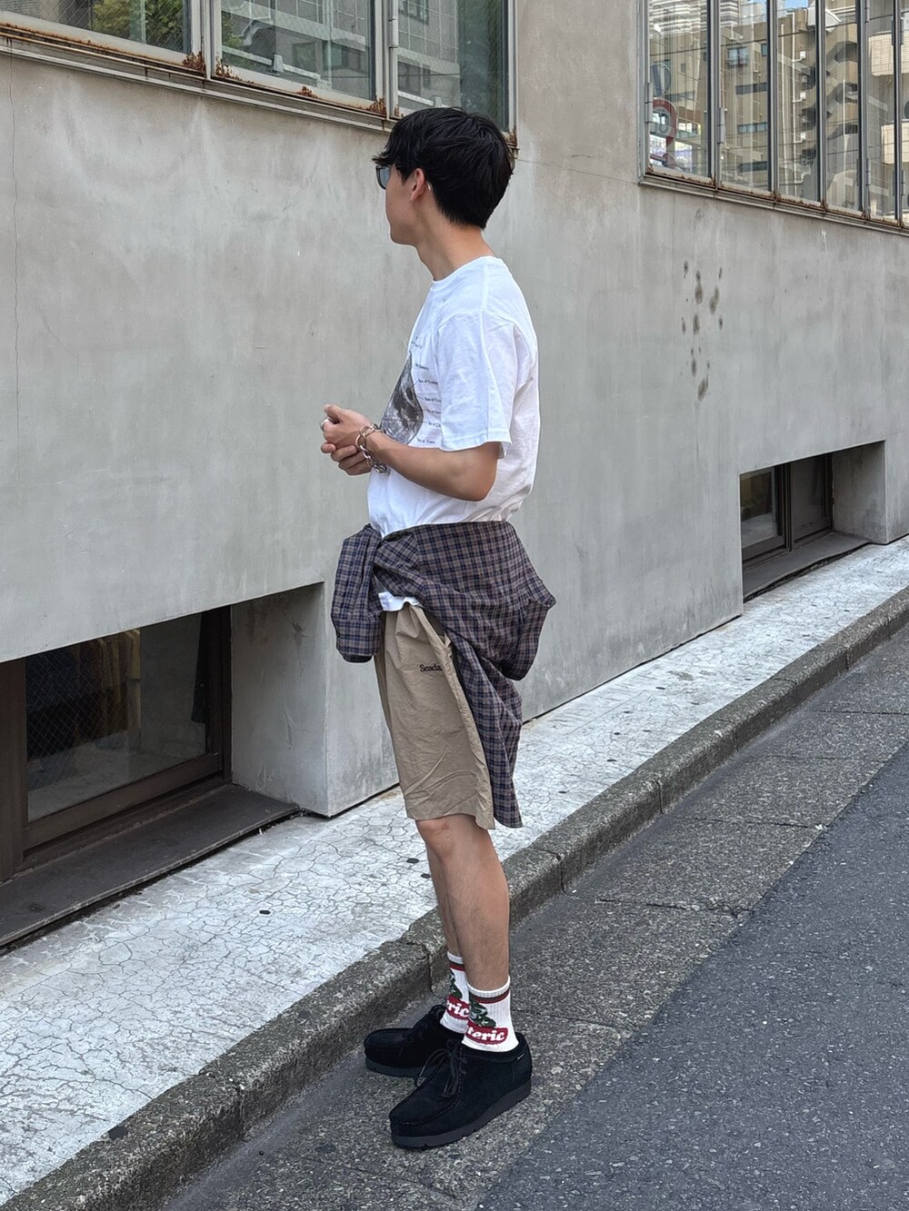 ホワイト系のTシャツ/カットソー、ブルー系のシャツ/ブラウス、ベージュ系のその他パンツを着用したメンズの夏コーディネートの2枚目の写真