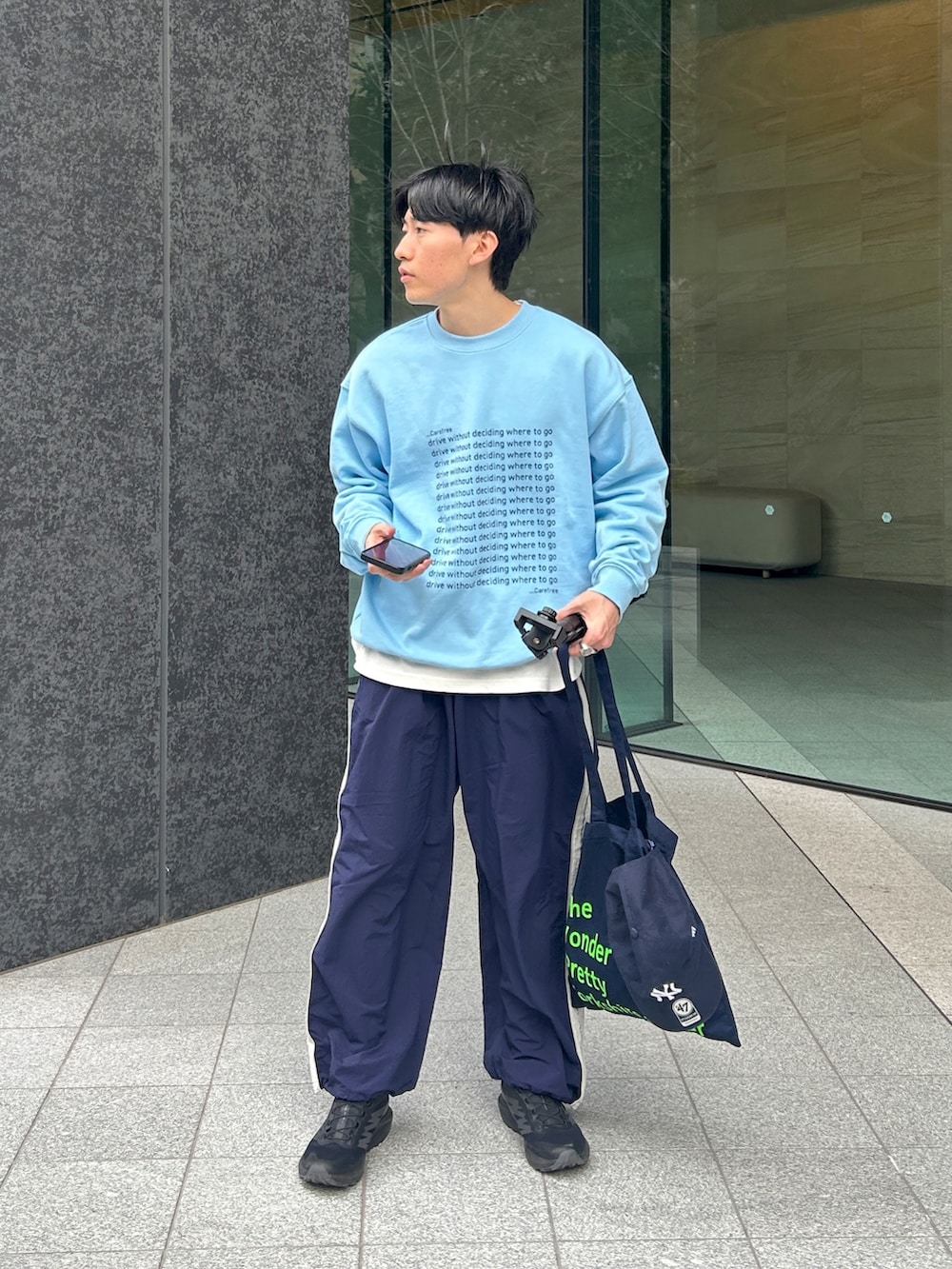 ブラック系のスニーカー、ブルー系のその他パンツ、ブルー系のスウェットを着用したメンズの冬コーディネートの2枚目の写真