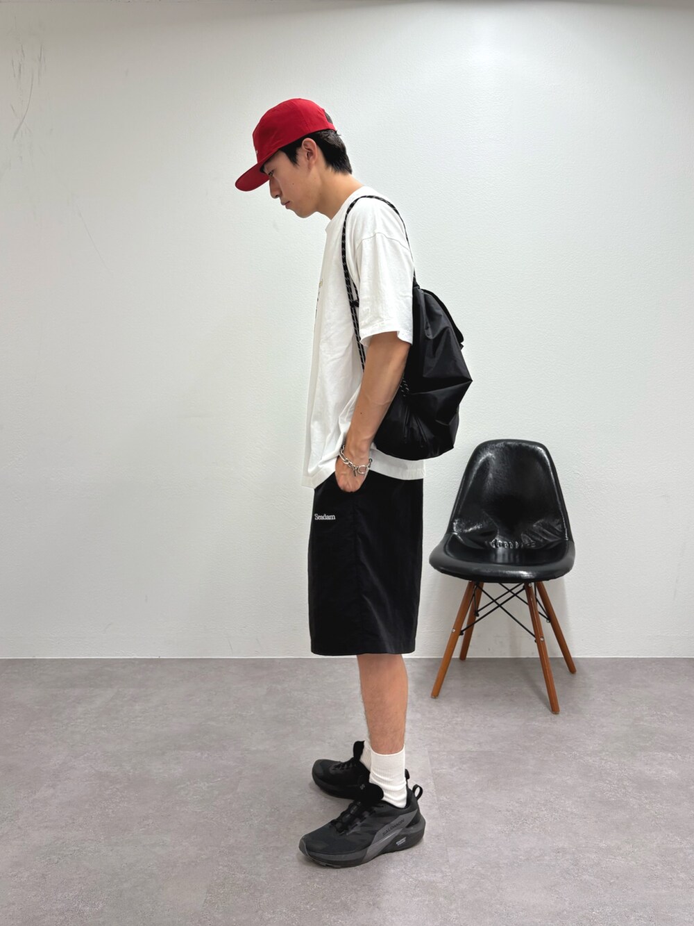 ブラック系のバックパック/リュック、ホワイト系のTシャツ/カットソー、ブラック系のその他パンツを着用したメンズの夏コーディネートの2枚目の写真