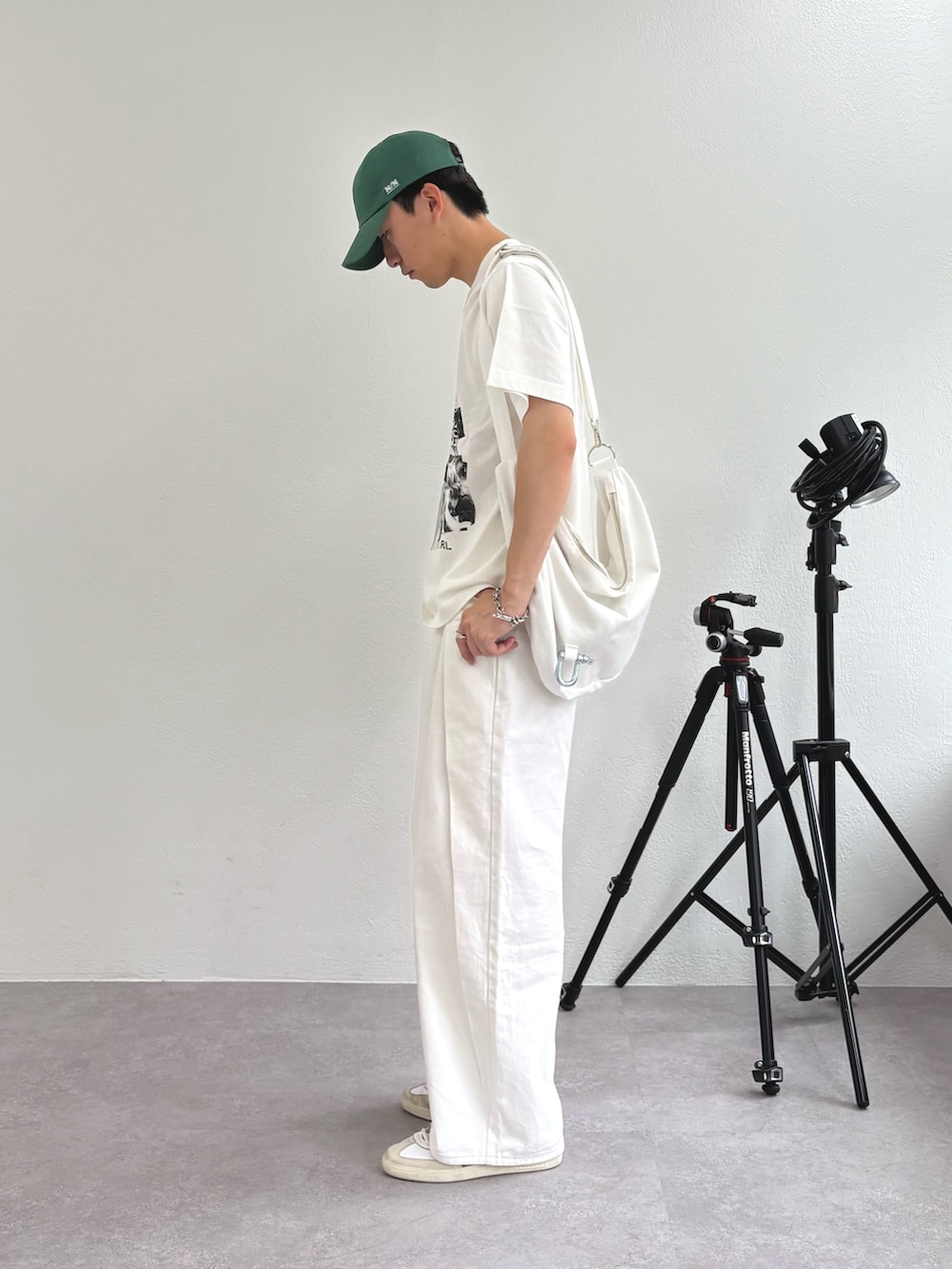 「白Tシャツ、プチプラ、古着MIX、デートコーデ、キャップ、きれいめカジュアル、デニム、Tシャツ、スニーカー、夏コーデ、白パンツ、大人カジュアル、お出かけコーデ、ホワイトコーデ、ホワイト」｜「CIAOPANIC TYPYの【ユニセックス】NLシグニチャーロゴ刺繍キャップ（キャップ、グリーン系）」を使った、ゆいととさん（メンズ・170cm）の夏コーディネートの2枚目の写真
