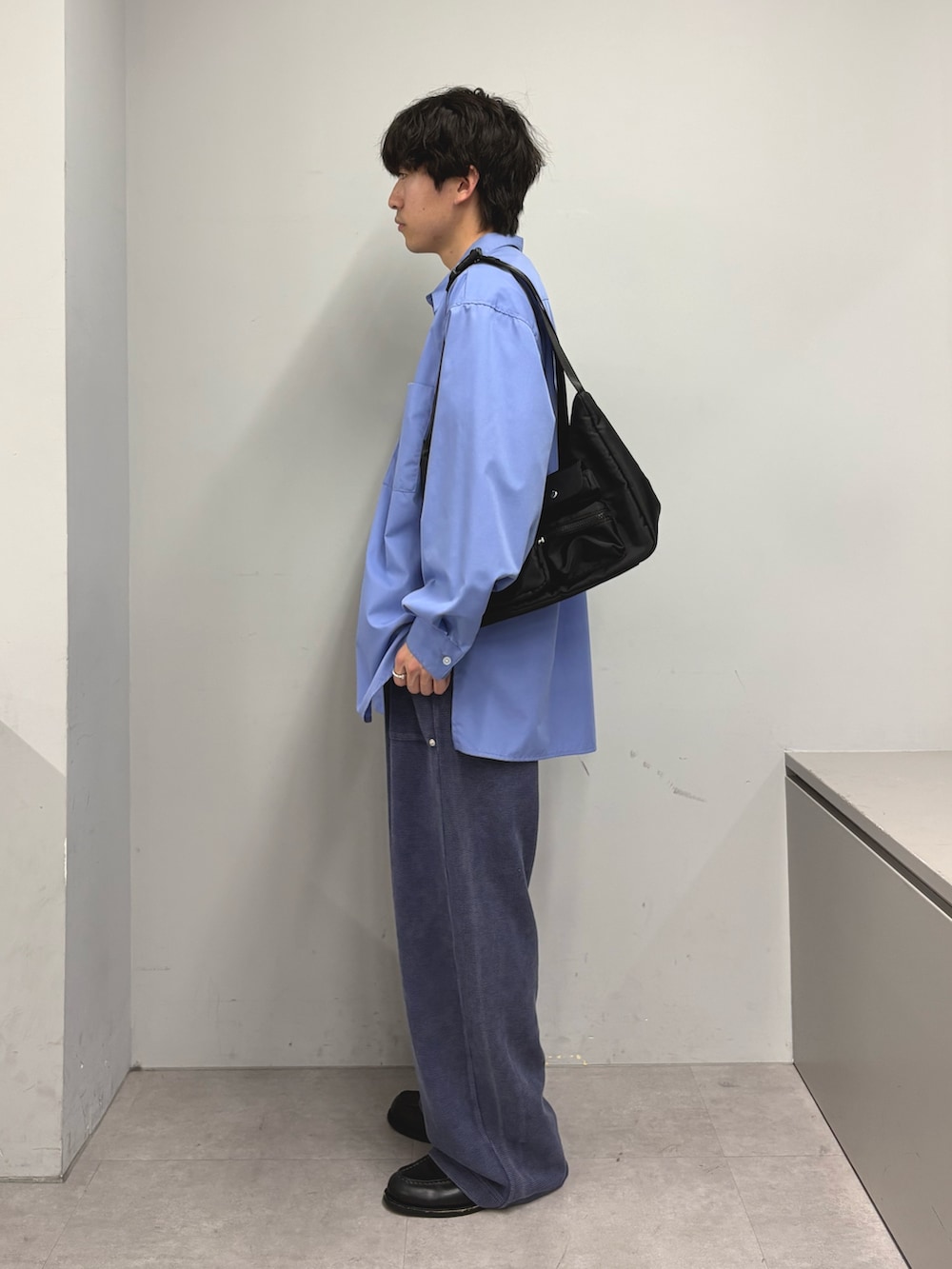 ブルー系のシャツ/ブラウス、ブラック系のショルダーバッグ、ブルー系のスウェットパンツを着用したメンズの春コーディネートの2枚目の写真