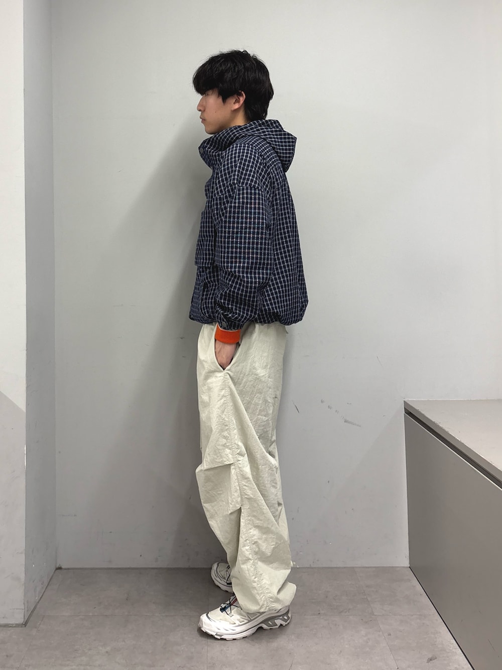 ブルー系のパーカー、グレー系のニット/セーター、グレー系のその他パンツを着用したメンズの春コーディネートの2枚目の写真