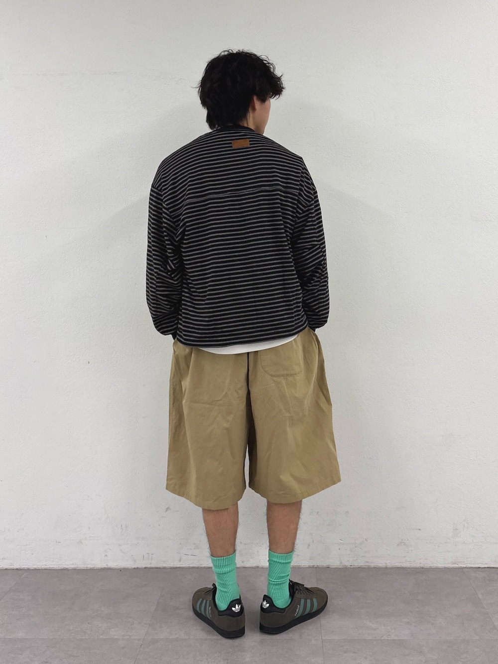 ブラック系のTシャツ/カットソー、ベージュ系のその他パンツを着用したメンズの秋コーディネートの3枚目の写真