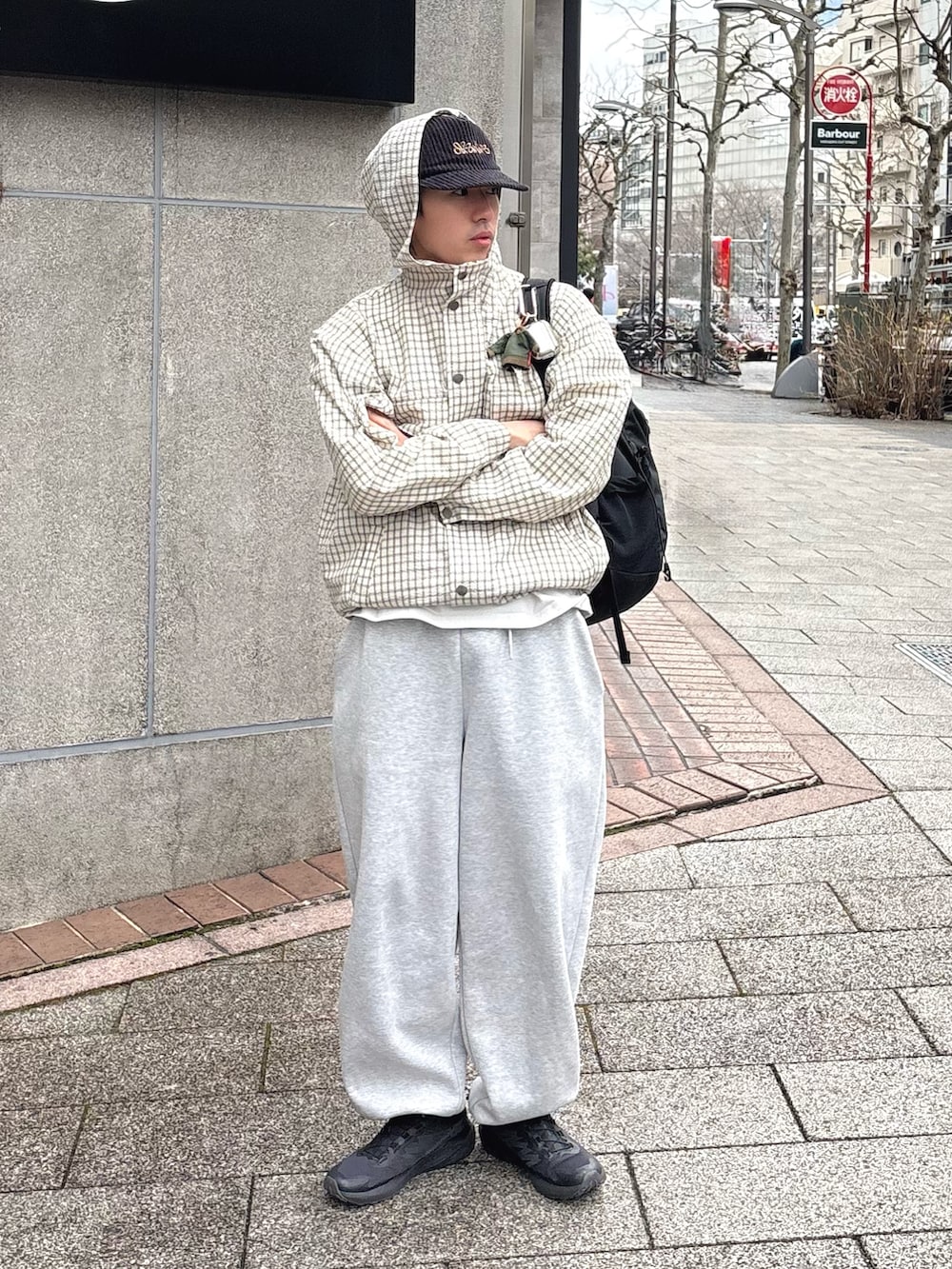 ホワイト系のパーカーを着用したメンズの冬コーディネートの3枚目の写真