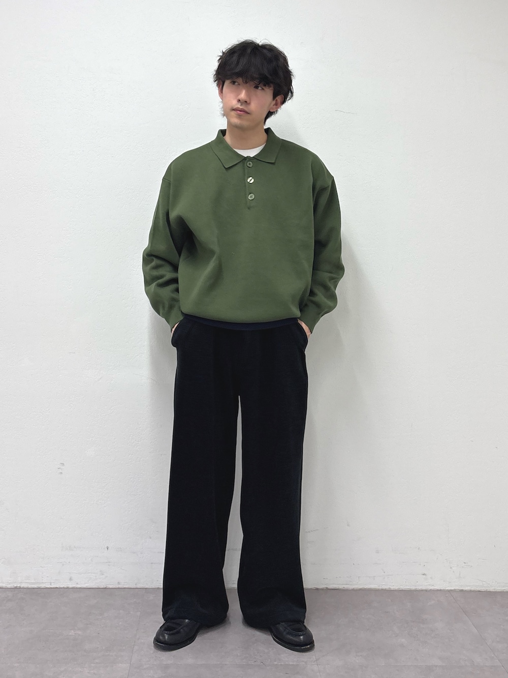 ブラック系のその他パンツ、グレー系のダウンジャケット/コート、グリーン系のニット/セーターを着用したメンズの冬コーディネートの3枚目の写真