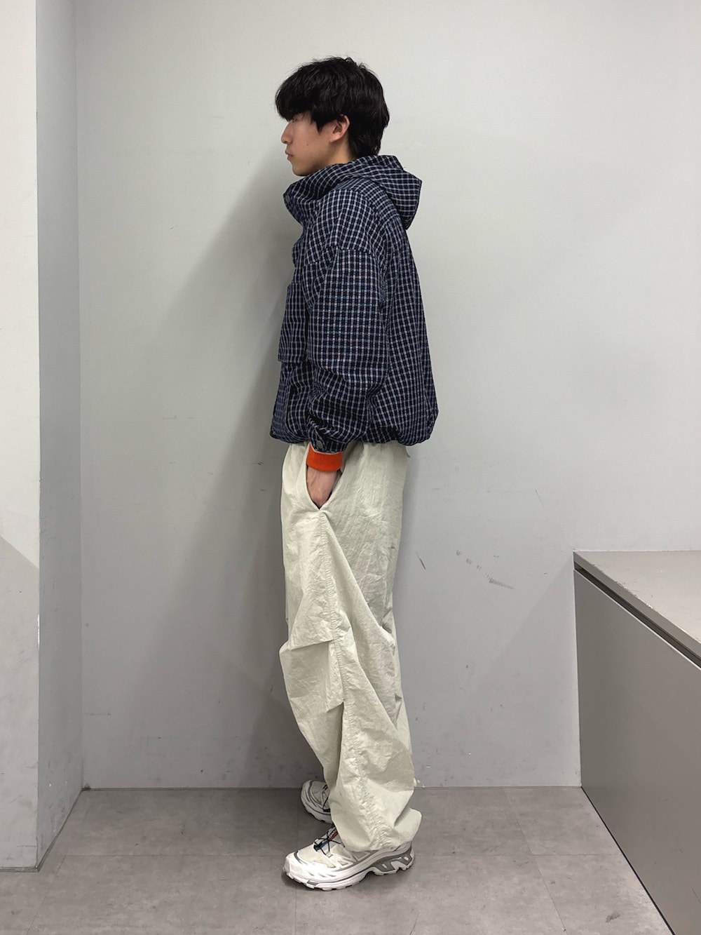 ブルー系のパーカー、グレー系のニット/セーター、グレー系のその他パンツを着用したメンズの春コーディネートの2枚目の写真