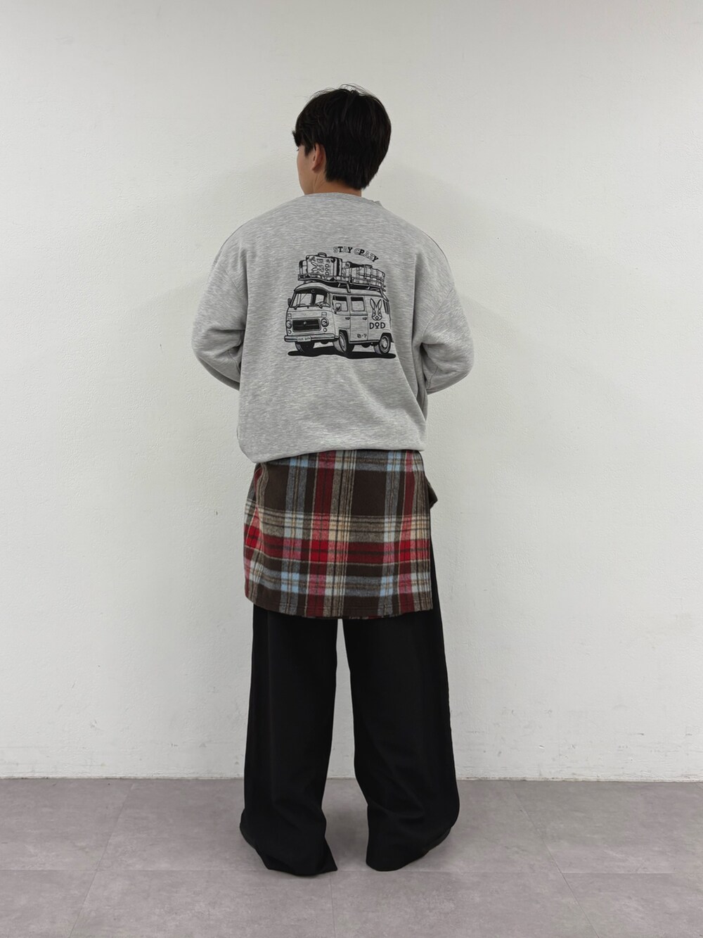 グレー系のスウェット、ブラウン系のシャツ/ブラウス、ブラック系のスラックスを着用したメンズの秋コーディネートの2枚目の写真