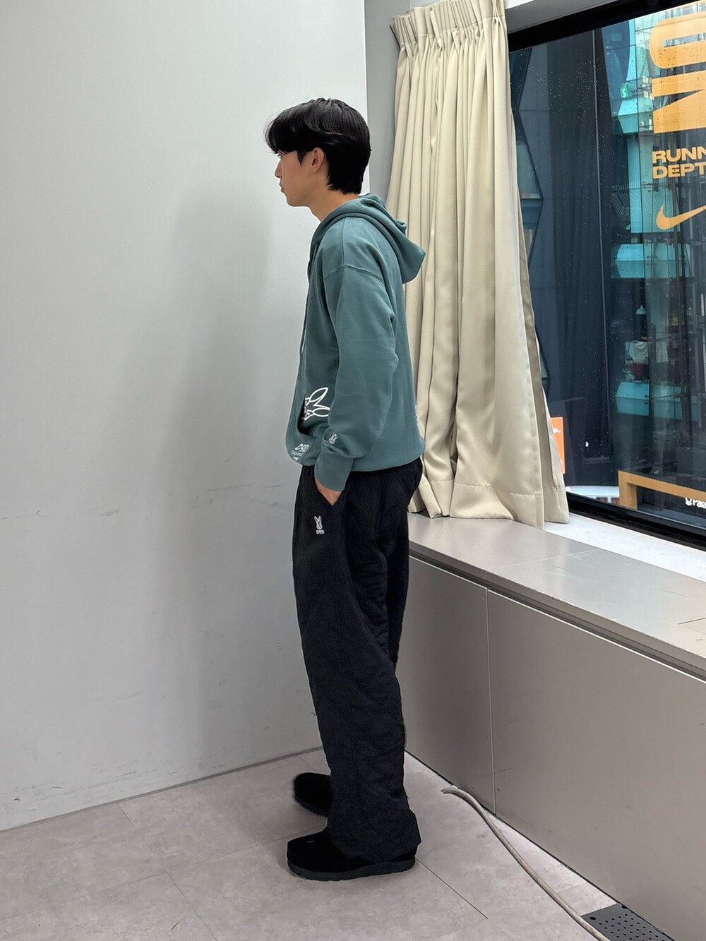 ブルー系のパーカー、ブラック系のその他パンツを着用したメンズの秋コーディネートの2枚目の写真