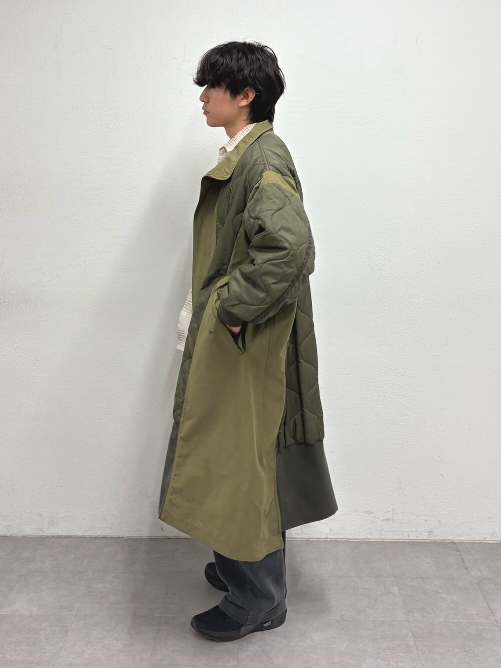 ベージュ系のシャツ/ブラウス、グリーン系のモッズコート、グレー系のその他パンツを着用したメンズの冬コーディネートの2枚目の写真