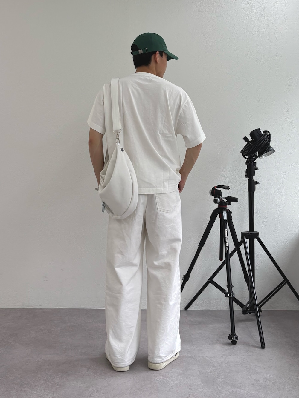 「白Tシャツ、プチプラ、古着MIX、デートコーデ、キャップ、きれいめカジュアル、デニム、Tシャツ、スニーカー、夏コーデ、白パンツ、大人カジュアル、お出かけコーデ、ホワイトコーデ、ホワイト」｜「CIAOPANIC TYPYの【ユニセックス】NLシグニチャーロゴ刺繍キャップ（キャップ、グリーン系）」を使った、ゆいととさん（メンズ・170cm）の夏コーディネートの3枚目の写真