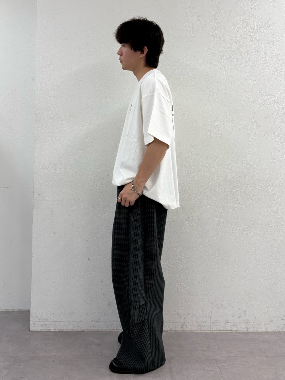 ホワイト系のTシャツ/カットソー、ブラック系のその他パンツを着用したメンズの夏コーディネートの2枚目の写真