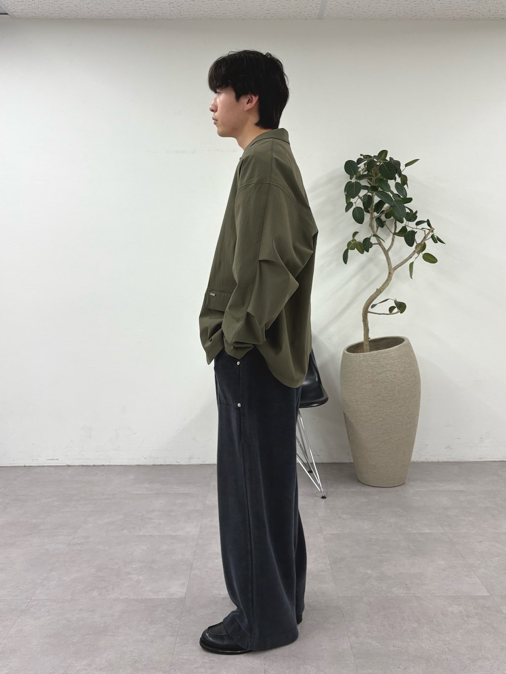 グリーン系のテーラードジャケット、ブラック系のその他パンツを着用したメンズの春コーディネートの2枚目の写真