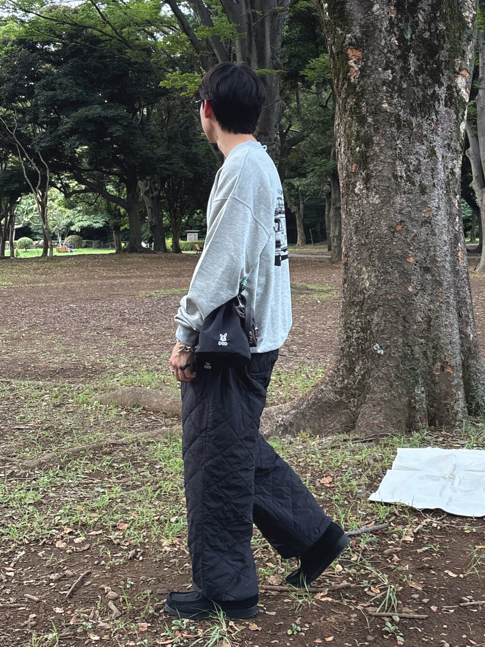 グレー系のスウェット、ブラック系のトートバッグ、ブラック系のその他パンツを着用したメンズの秋コーディネートの3枚目の写真