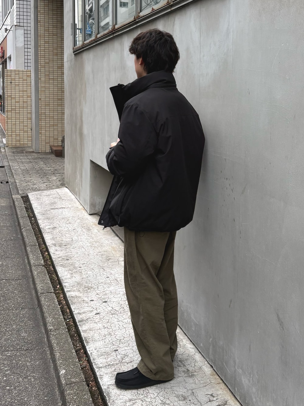 ブラック系のダウンジャケット/コート、ブルー系のスウェット、グリーン系のその他パンツを着用したメンズの冬コーディネートの2枚目の写真