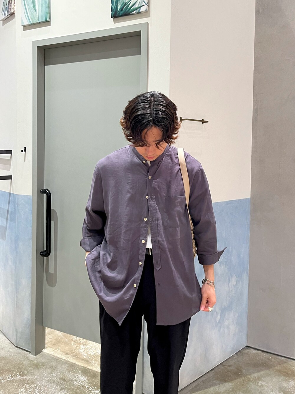 ブラック系のその他パンツ、グレー系のスニーカー、グレー系のシャツ/ブラウスを着用したメンズの夏コーディネートの2枚目の写真