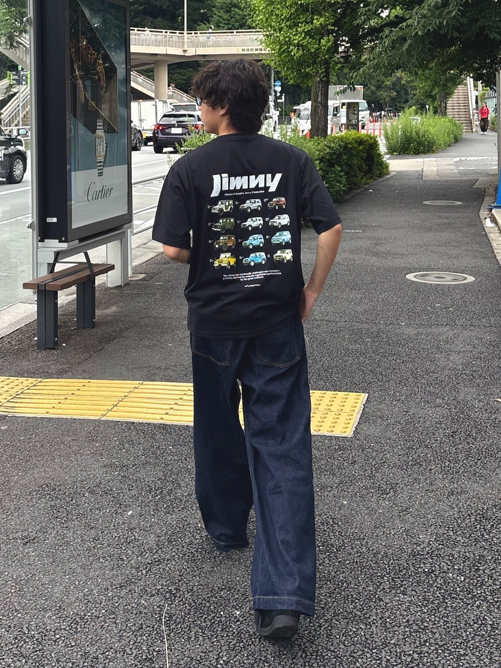 ブラック系のTシャツ/カットソーを着用したメンズの夏コーディネートの2枚目の写真