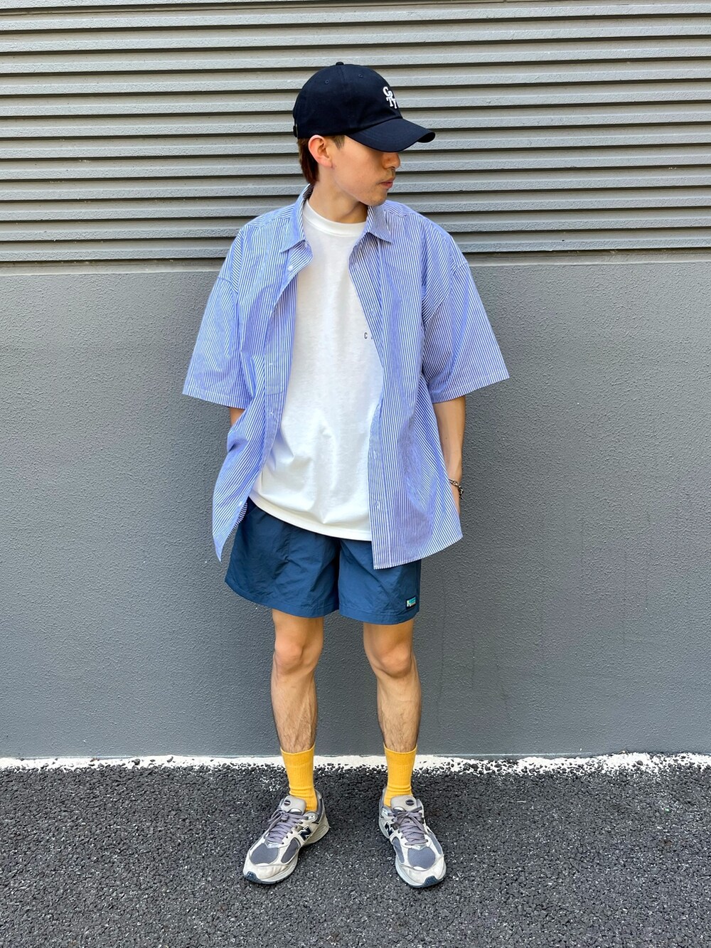 ブルー系のシャツ/ブラウス、ホワイト系のTシャツ/カットソー、ブルー系のその他パンツを着用したメンズの夏コーディネートの2枚目の写真