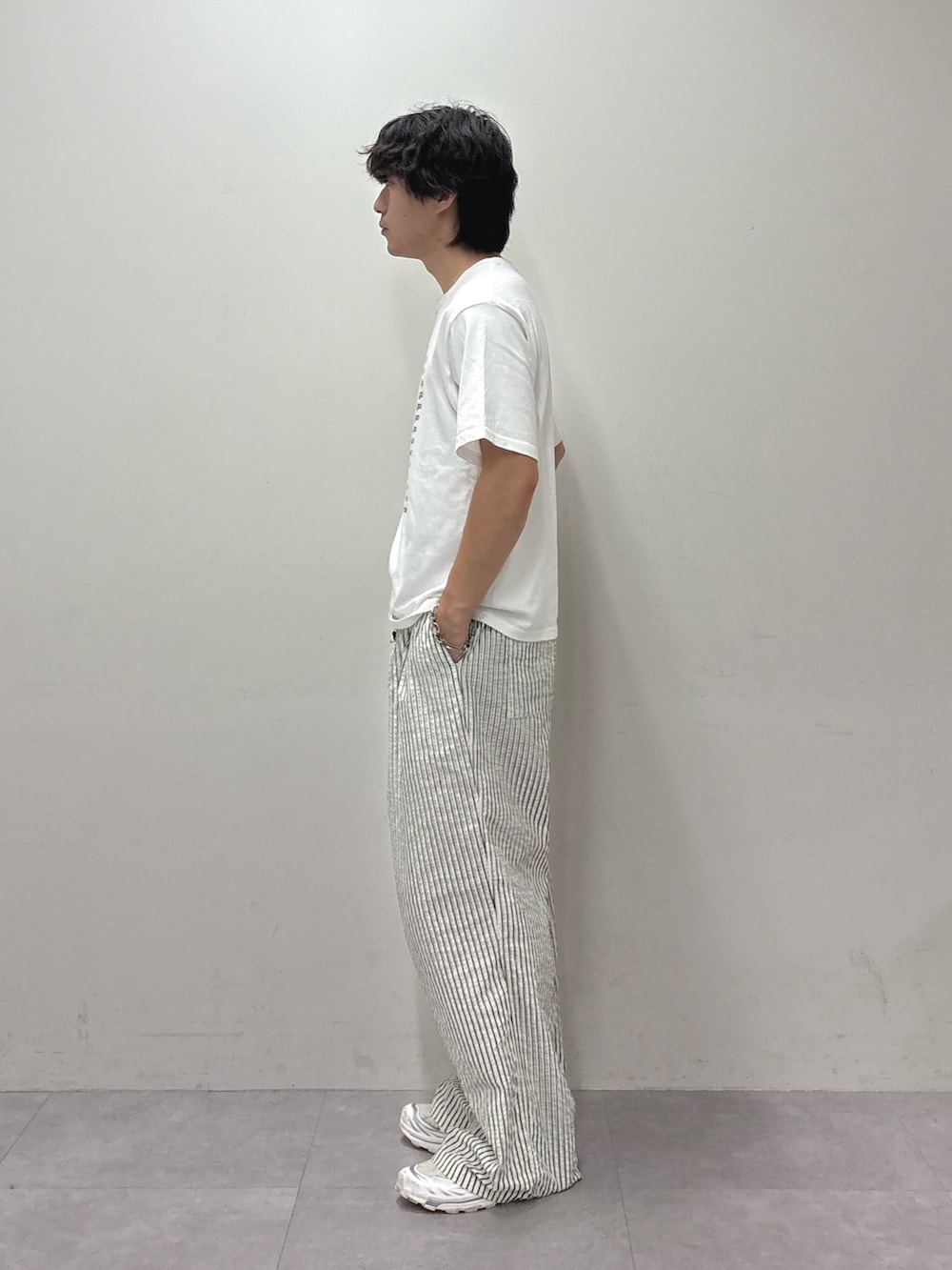ホワイト系のTシャツ/カットソー、ホワイト系のその他パンツを着用したメンズの夏コーディネートの2枚目の写真