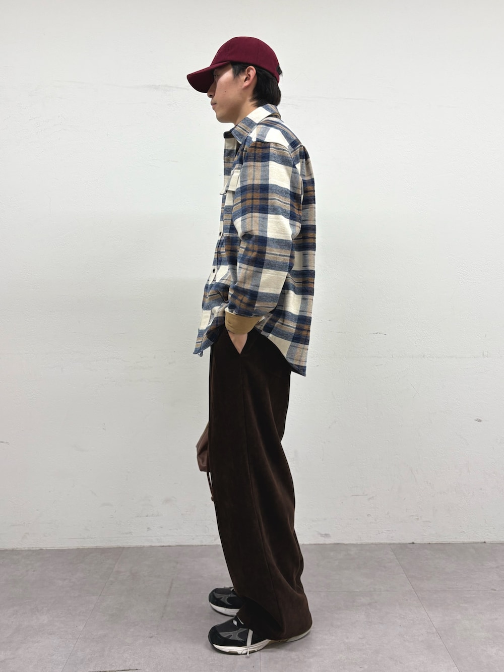 ベージュ系のシャツ/ブラウス、ブラウン系のその他パンツ、ブラウン系のショルダーバッグを着用したメンズの冬コーディネートの2枚目の写真