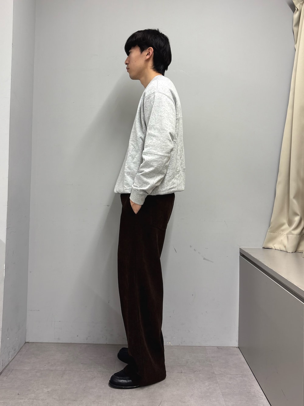 グレー系のスウェット、ブラウン系のその他パンツを着用したメンズの冬コーディネートの2枚目の写真