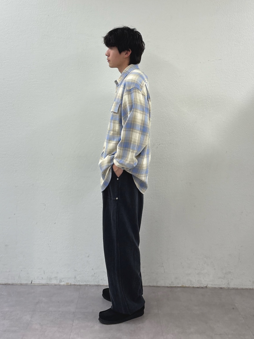 ベージュ系のシャツ/ブラウス、ブラック系のスウェットパンツを着用したメンズの春コーディネートの2枚目の写真