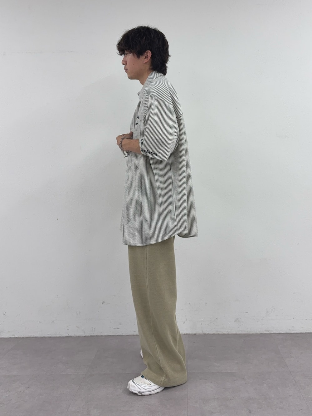 ブラック系のシャツ/ブラウス、ホワイト系のTシャツ/カットソー、ベージュ系のスウェットパンツを着用したメンズの春コーディネートの2枚目の写真