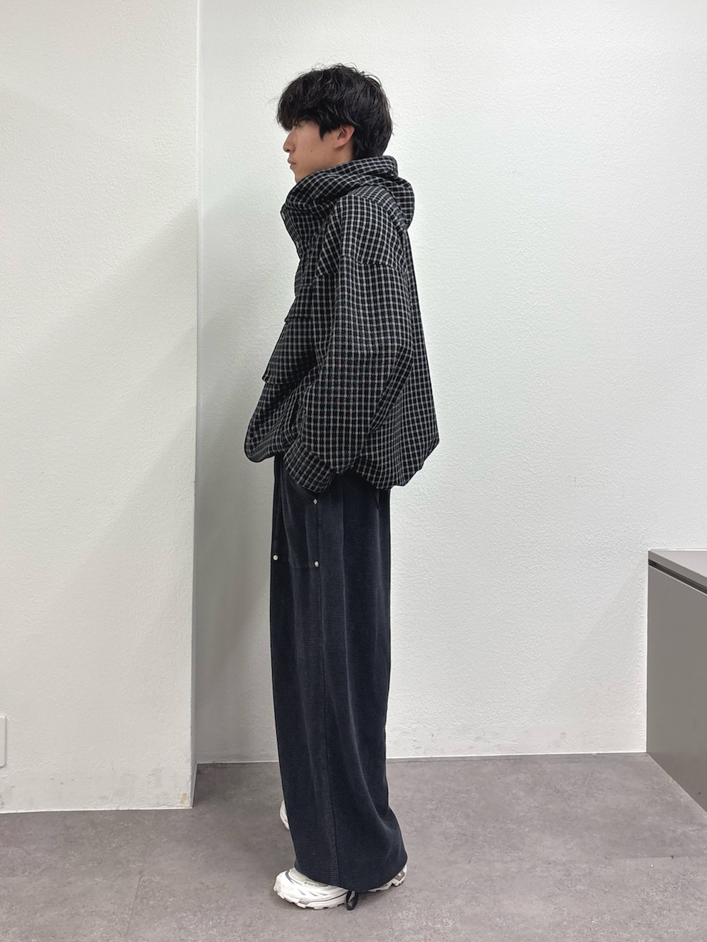 ブラック系のパーカー、ブラック系のスウェットパンツを着用したメンズの春コーディネートの2枚目の写真