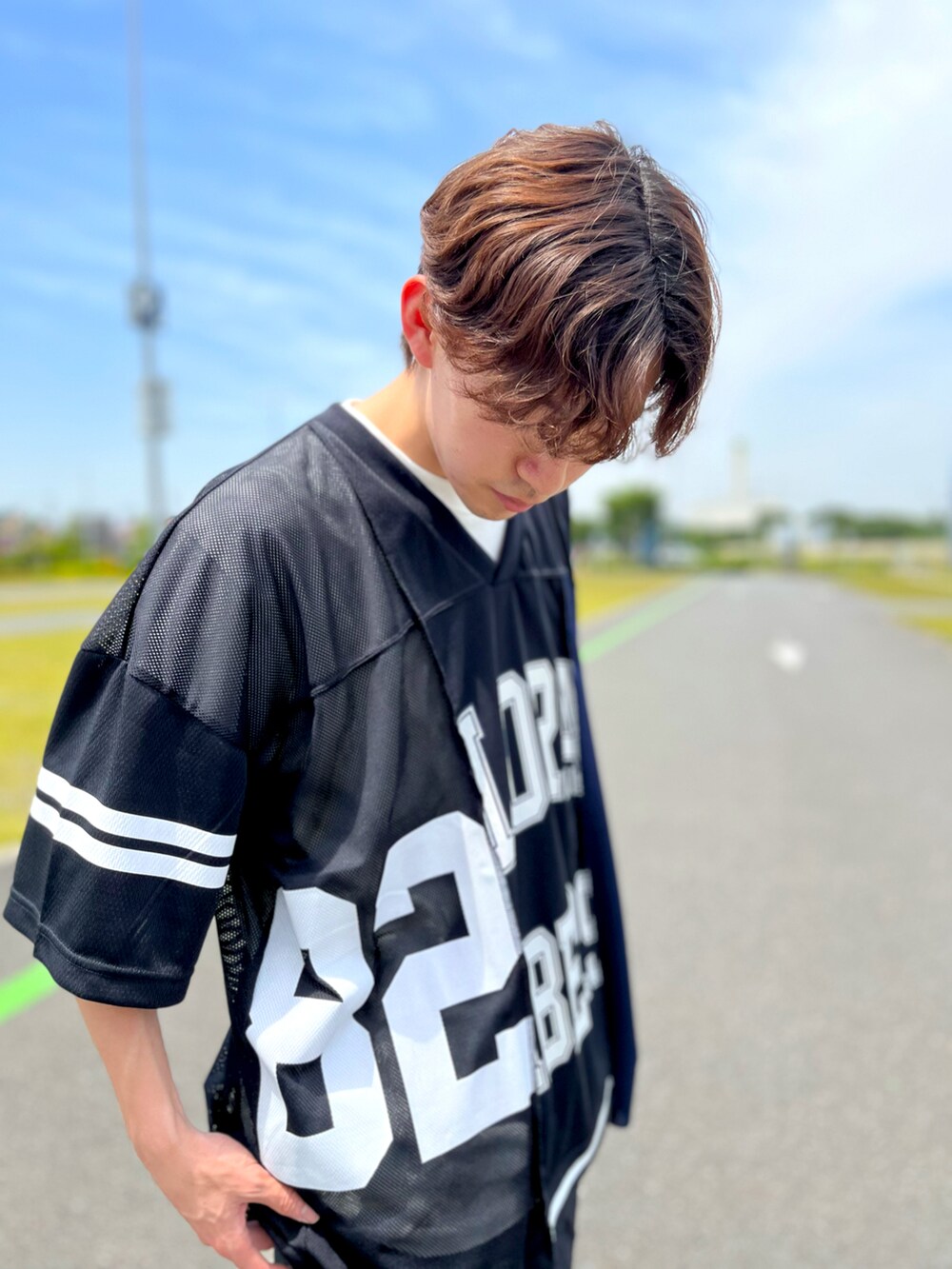 ブルー系のスニーカー、ホワイト系のトップス、ブラック系のTシャツ/カットソーを着用したメンズの夏コーディネートの3枚目の写真