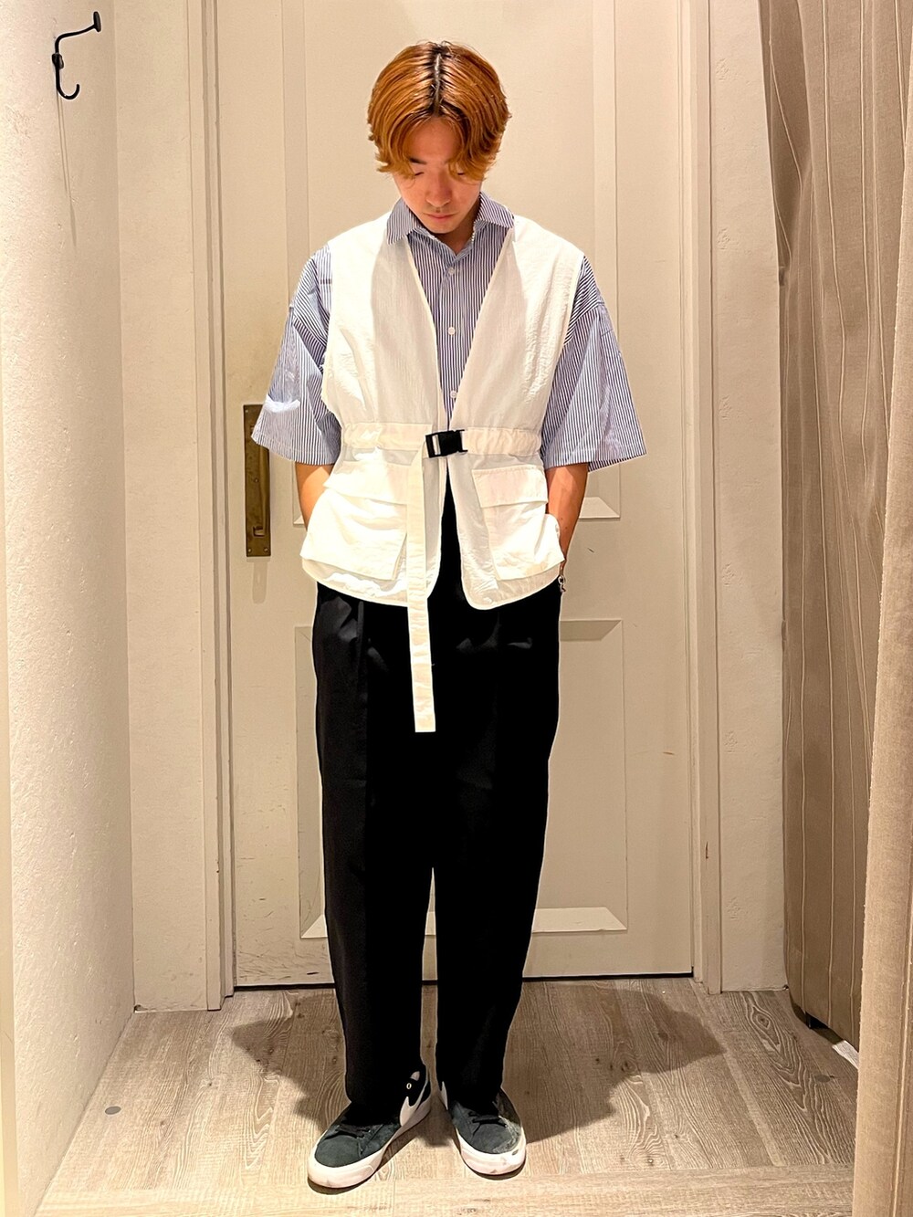 ブルー系のシャツ/ブラウス、ホワイト系のベスト、ブラック系のパンツを着用したメンズの夏コーディネートの2枚目の写真