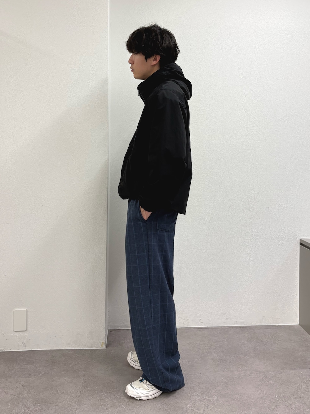 ブラック系のマウンテンパーカー、ブルー系のその他パンツを着用したメンズの春コーディネートの2枚目の写真