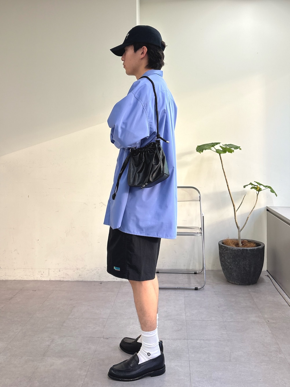 ブラック系のその他パンツ、ブルー系のシャツ/ブラウス、ホワイト系のTシャツ/カットソーを着用したメンズの春コーディネートの2枚目の写真