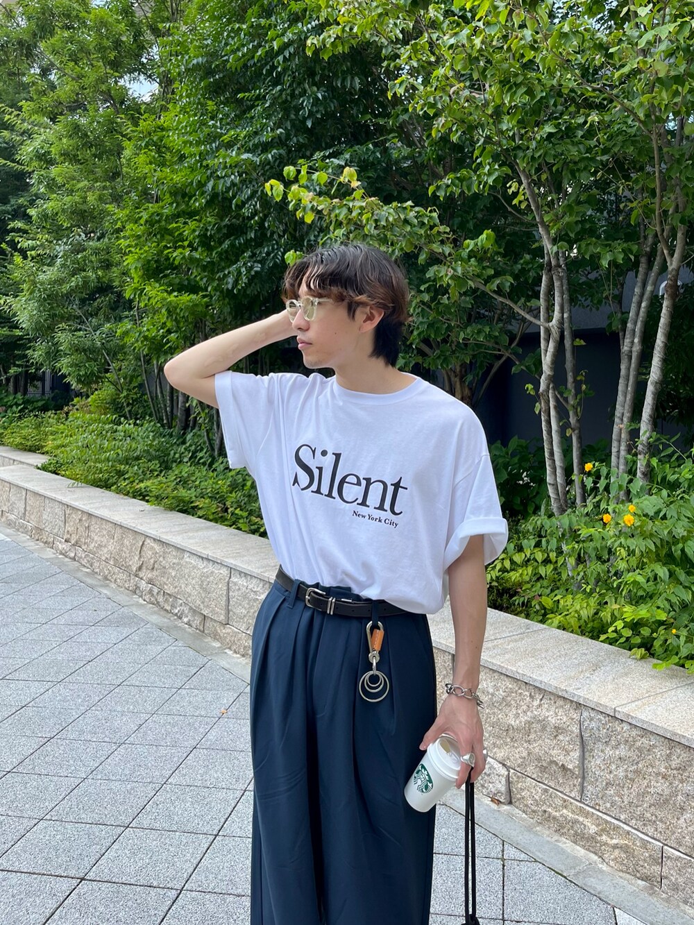 ホワイト系のTシャツ/カットソー、ブルー系のスラックス、ブラック系のショルダーバッグを着用したメンズの夏コーディネートの2枚目の写真