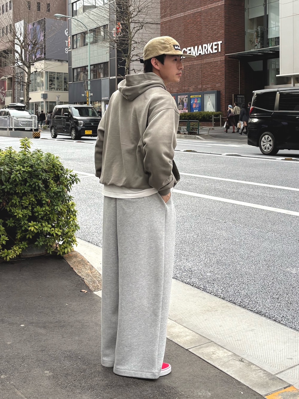 ベージュ系のパーカー、グレー系のその他パンツを着用したメンズの冬コーディネートの2枚目の写真