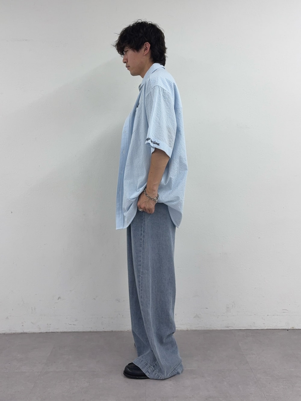 ブルー系のシャツ/ブラウス、グレー系のTシャツ/カットソー、ブルー系のデニムパンツを着用したメンズの夏コーディネートの2枚目の写真