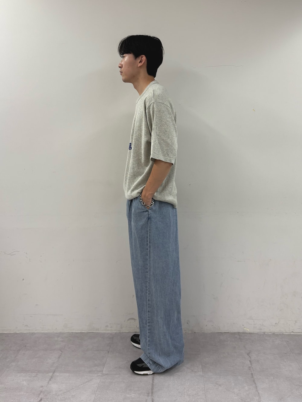 ホワイト系のTシャツ/カットソー、ブルー系のデニムパンツを着用したメンズの秋コーディネートの2枚目の写真