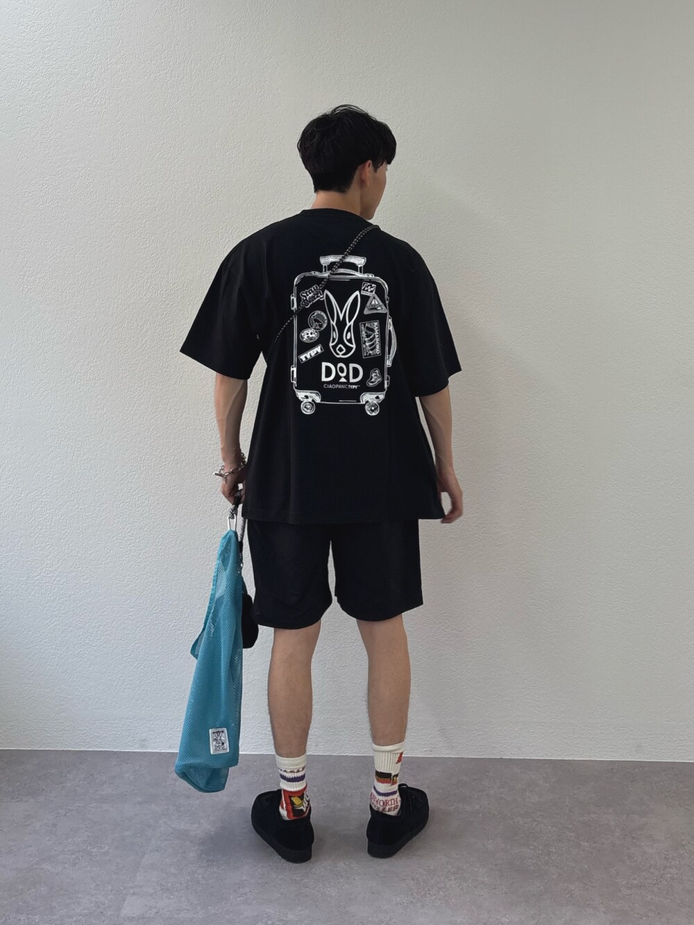 ブラック系のTシャツ/カットソー、ブラック系のその他パンツを着用したメンズの春コーディネートの3枚目の写真