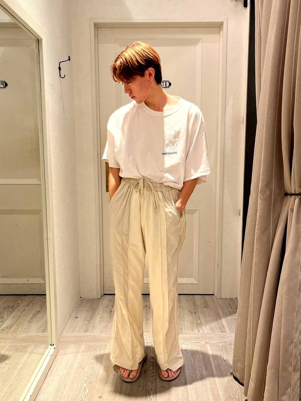 ベージュ系のサンダル、ホワイト系のその他パンツ、ホワイト系のTシャツ/カットソーを着用したメンズの夏コーディネートの2枚目の写真
