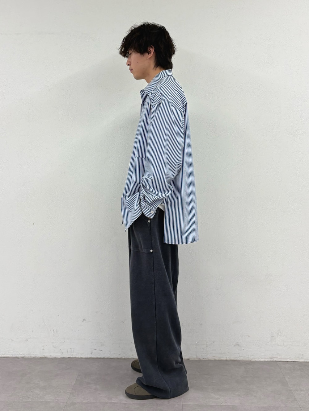 ブルー系のシャツ/ブラウス、ホワイト系のTシャツ/カットソー、ブラック系のスウェットパンツを着用したメンズの秋コーディネートの2枚目の写真