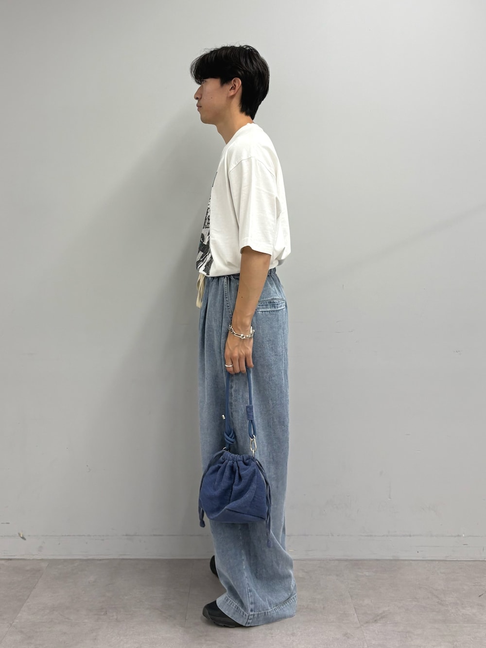 ホワイト系のTシャツ/カットソー、ブルー系のデニムパンツを着用したメンズの春コーディネートの2枚目の写真