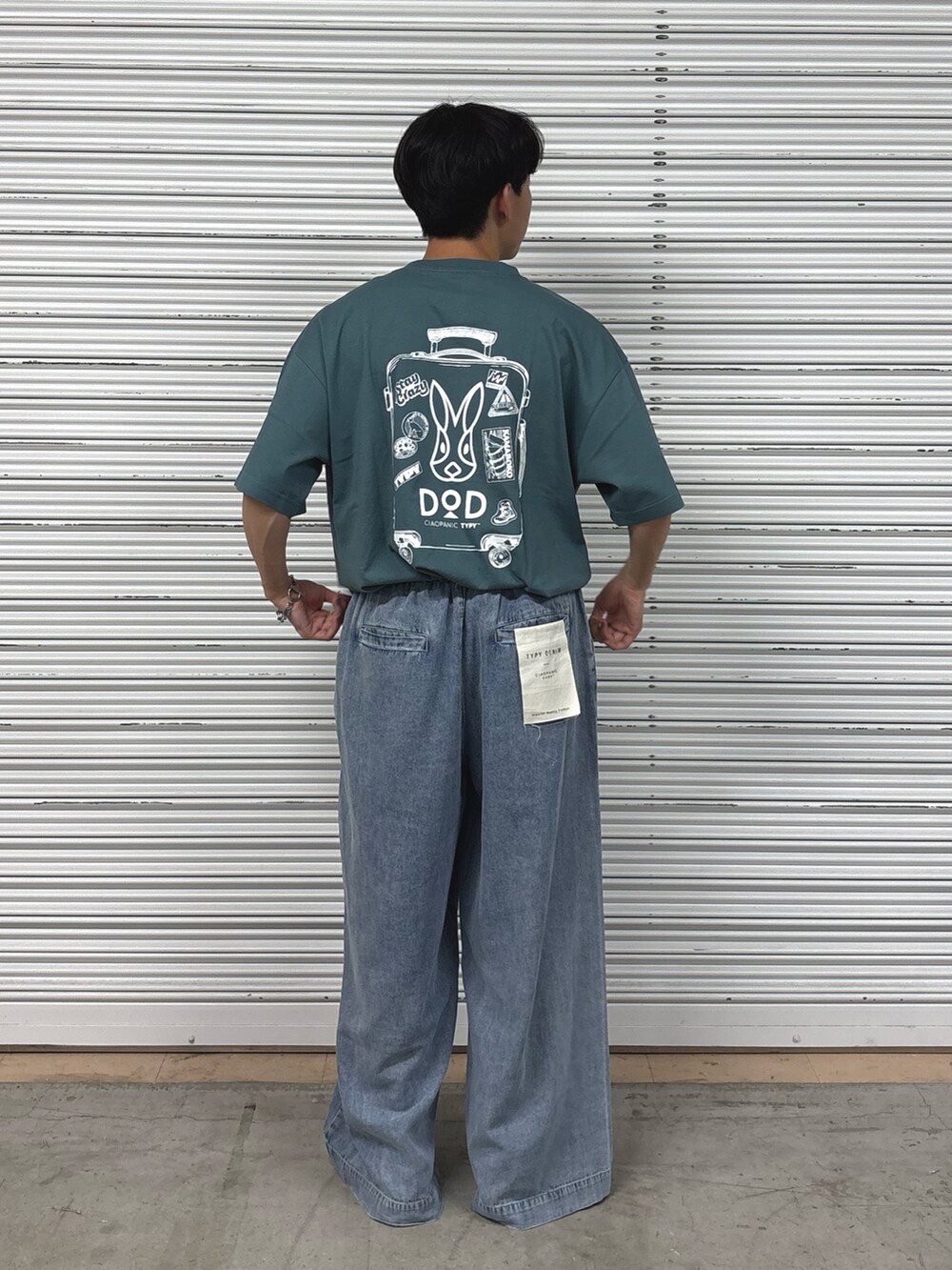 ブルー系のTシャツ/カットソー、ブルー系のデニムパンツを着用したメンズの春コーディネートの2枚目の写真