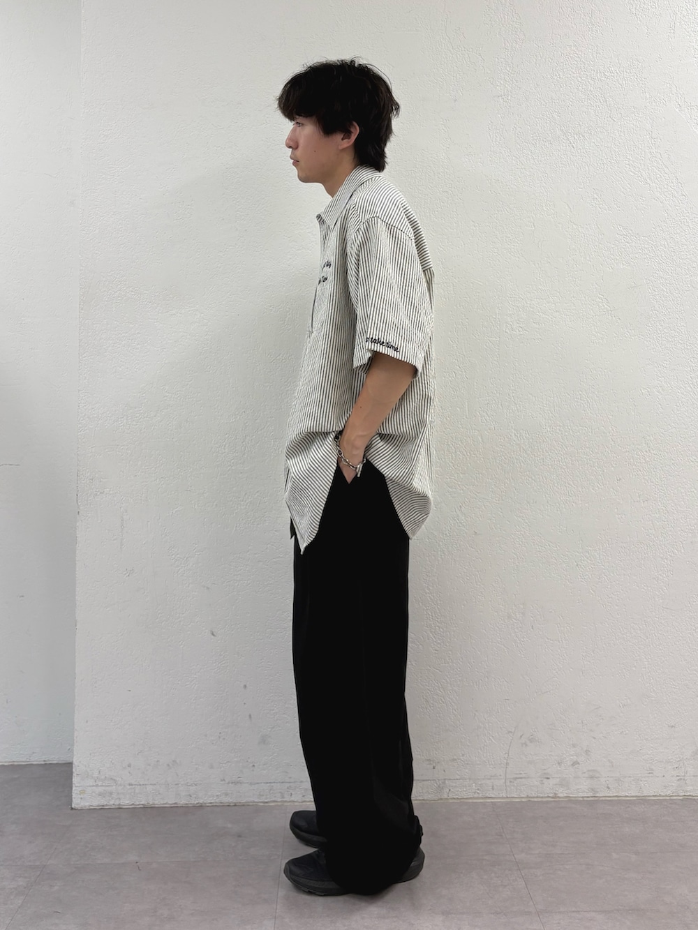 ホワイト系のTシャツ/カットソー、ブラック系のシャツ/ブラウス、ブラック系のスラックスを着用したメンズの夏コーディネートの2枚目の写真