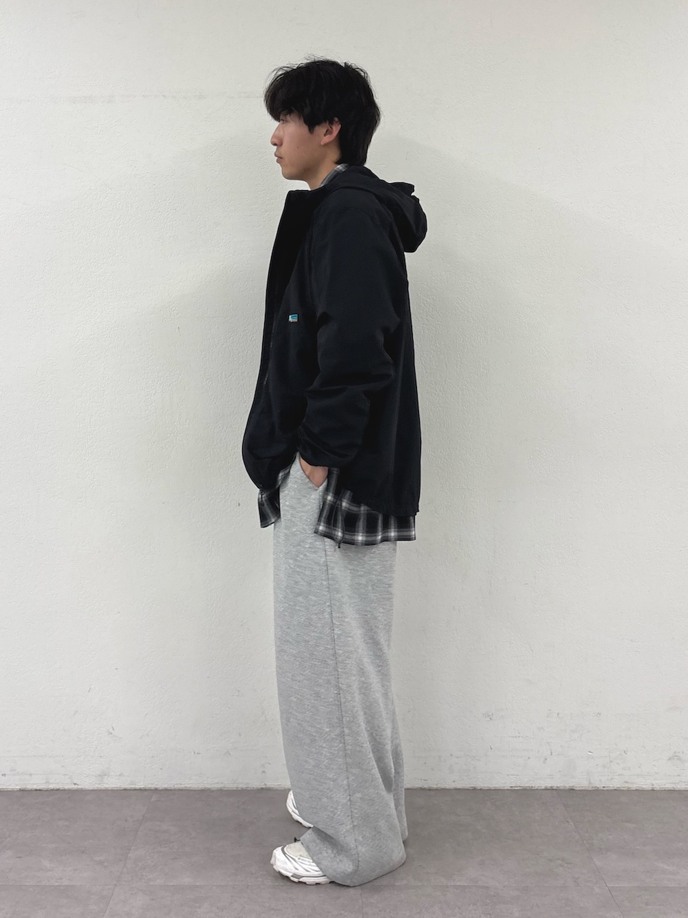 ブラック系のパーカー、ブラック系のシャツ/ブラウス、グレー系のその他パンツを着用したメンズの春コーディネートの2枚目の写真